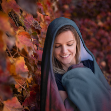Laden Sie das Bild in den Galerie-Viewer, i70 West Sunset - Hooded Blanket